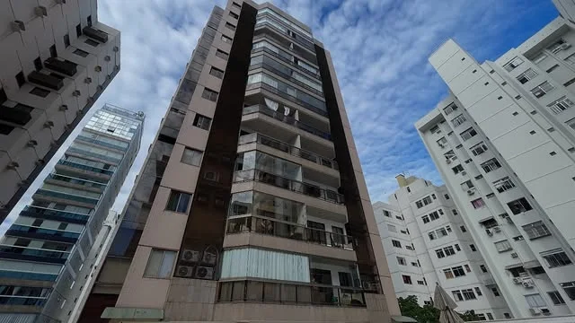 Apartamento 3 quartos com suíte e 1 vaga de garagem no miolo da Praia do Canto, um dos endereços mais valorizados de Vitória